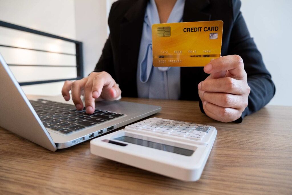 How does keeping or closing the old card affect credit